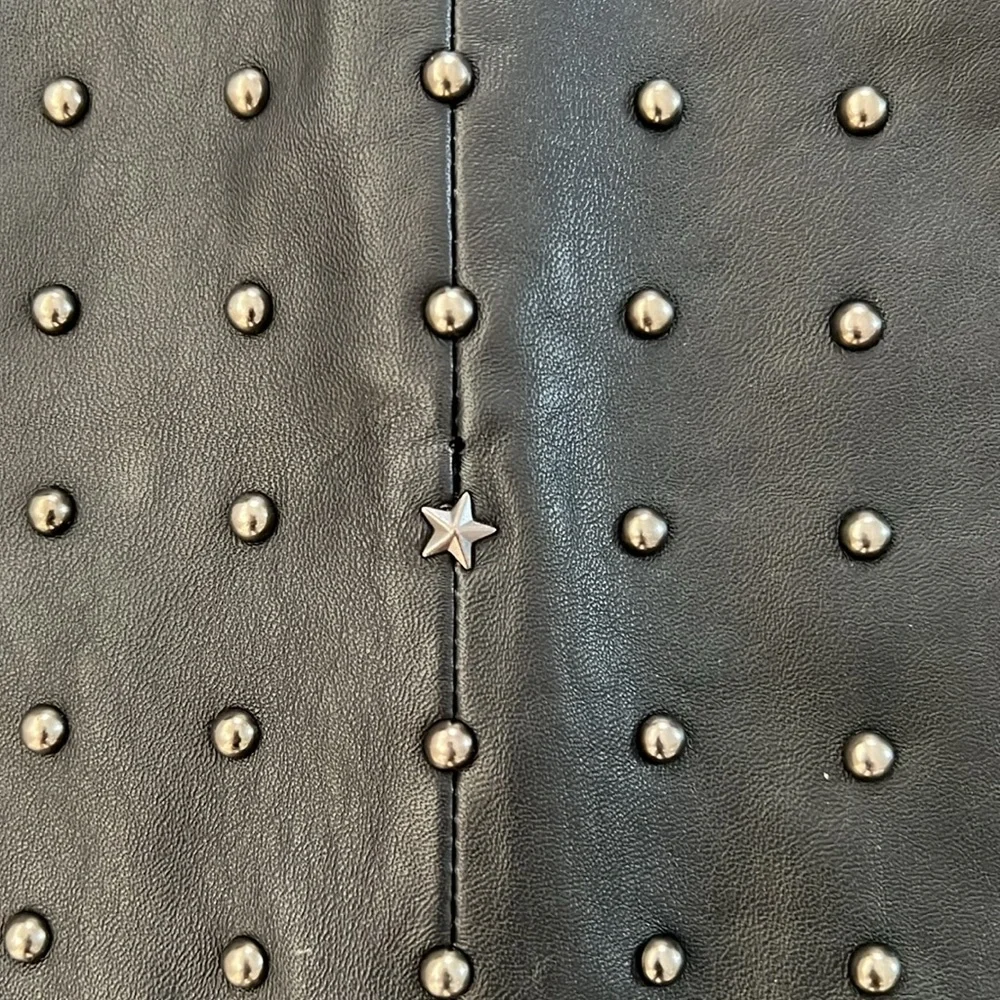 IDYLLWIND WOMEN'S GALLAWAY STUDDED LEATHER MINI SKIRT - Picture 8 of 9